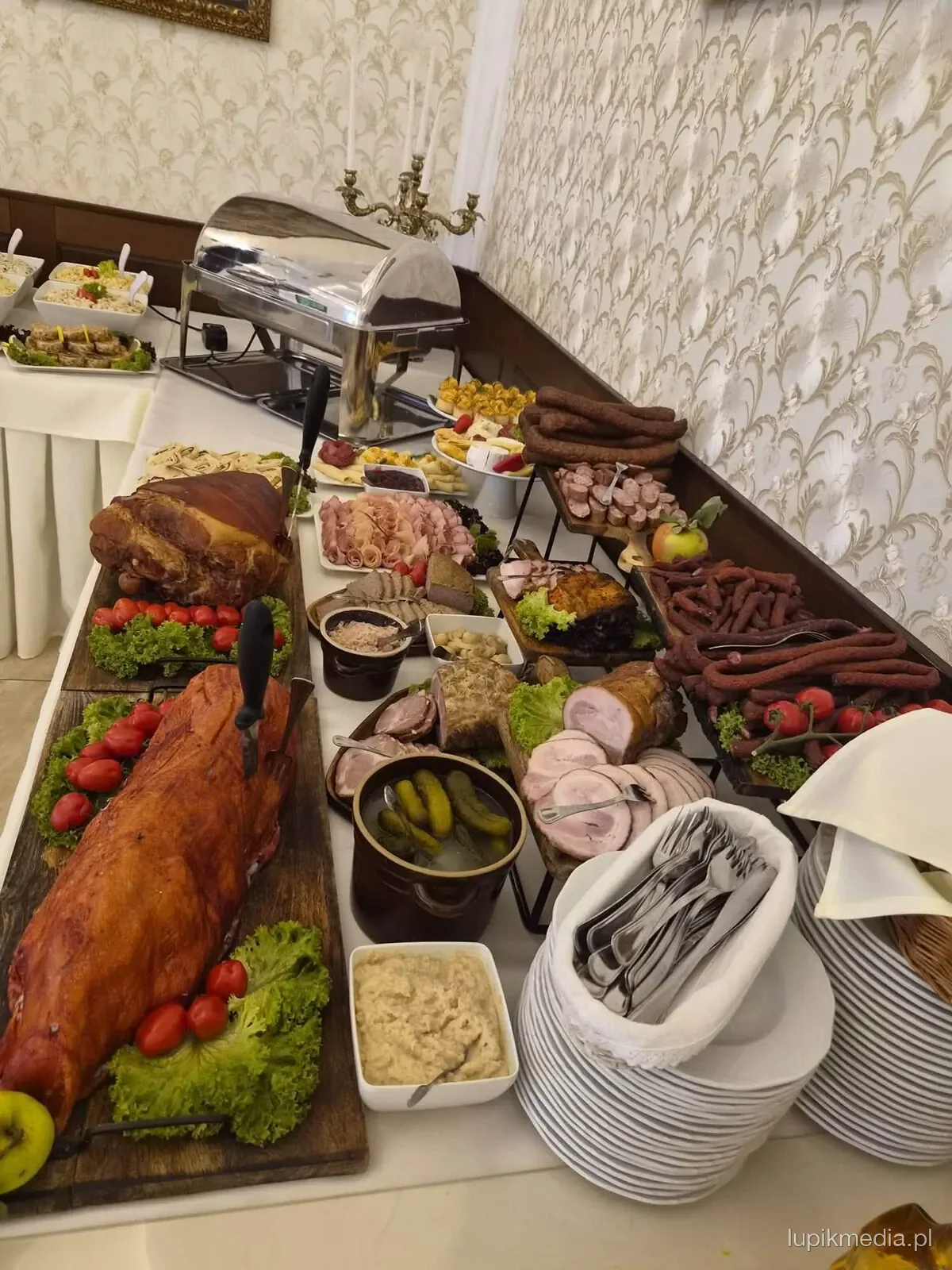 Pieczona szynka i mięsa na stole biesiadnym