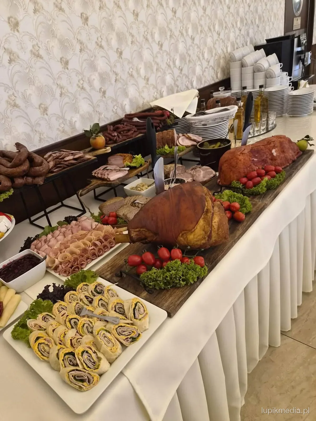 Stół biesiadny z wędlinami i przekąskami